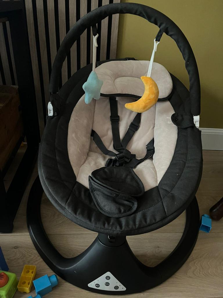 Comfortabele baby automatische schommel met speeltjes, Ophalen of Verzenden, Zo goed als nieuw