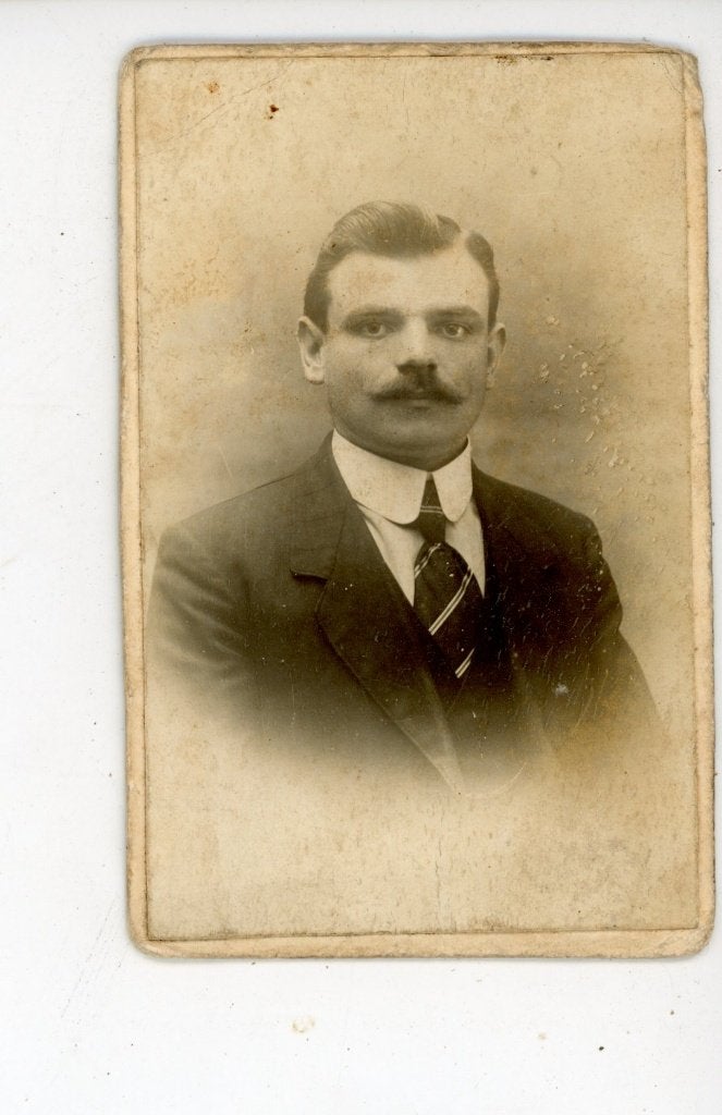 G214; CDV knappe man, met Gebruikersporen., Verzamelen, Foto's en Prenten, Verzenden, Voor 1940, Gebruikt