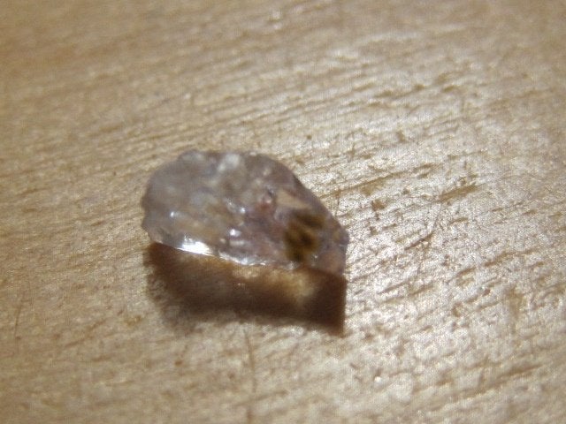 m. 7x ruwe edelsteen CACOXENIET OP AMETHIST (3) zeldzaam, Verzenden, Mineraal
