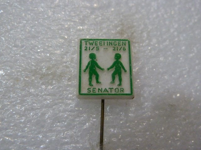 Vintage Tweelingen Sterrenbeeld Pin - Senator, Ophalen of Verzenden, Gebruikt, Overige onderwerpen, Speldje of Pin