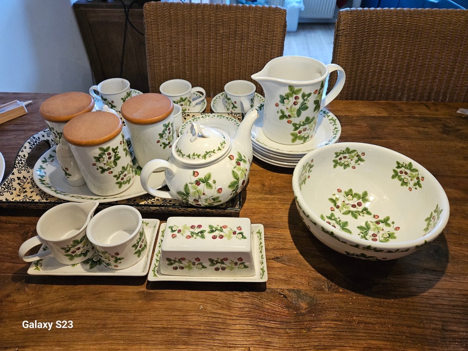 Aardbeien Servies - Compleet Set met Theepot en Kom, Huis en Inrichting, Keuken | Servies, Ophalen, Porselein, Overige stijlen