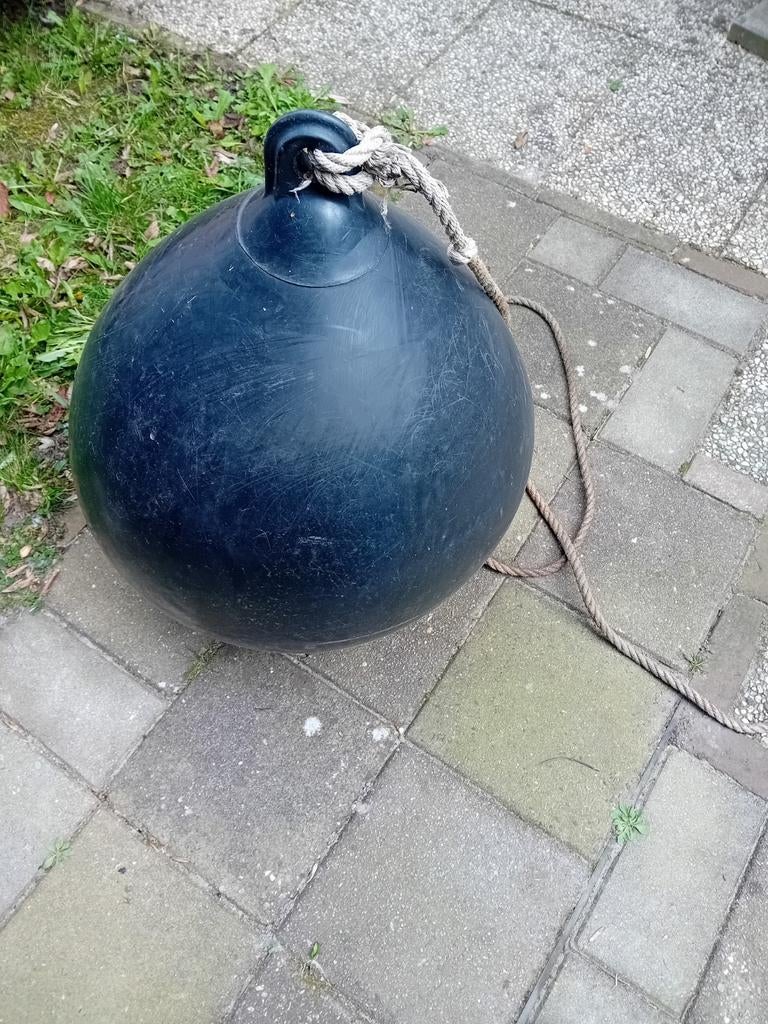 Grote Zwarte Bol Fender ,( stootwil ) met Touw - 60x80, Watersport en Boten, Ophalen, Gebruikt, Ankeren en Afmeren, Zeilboot of Motorboot