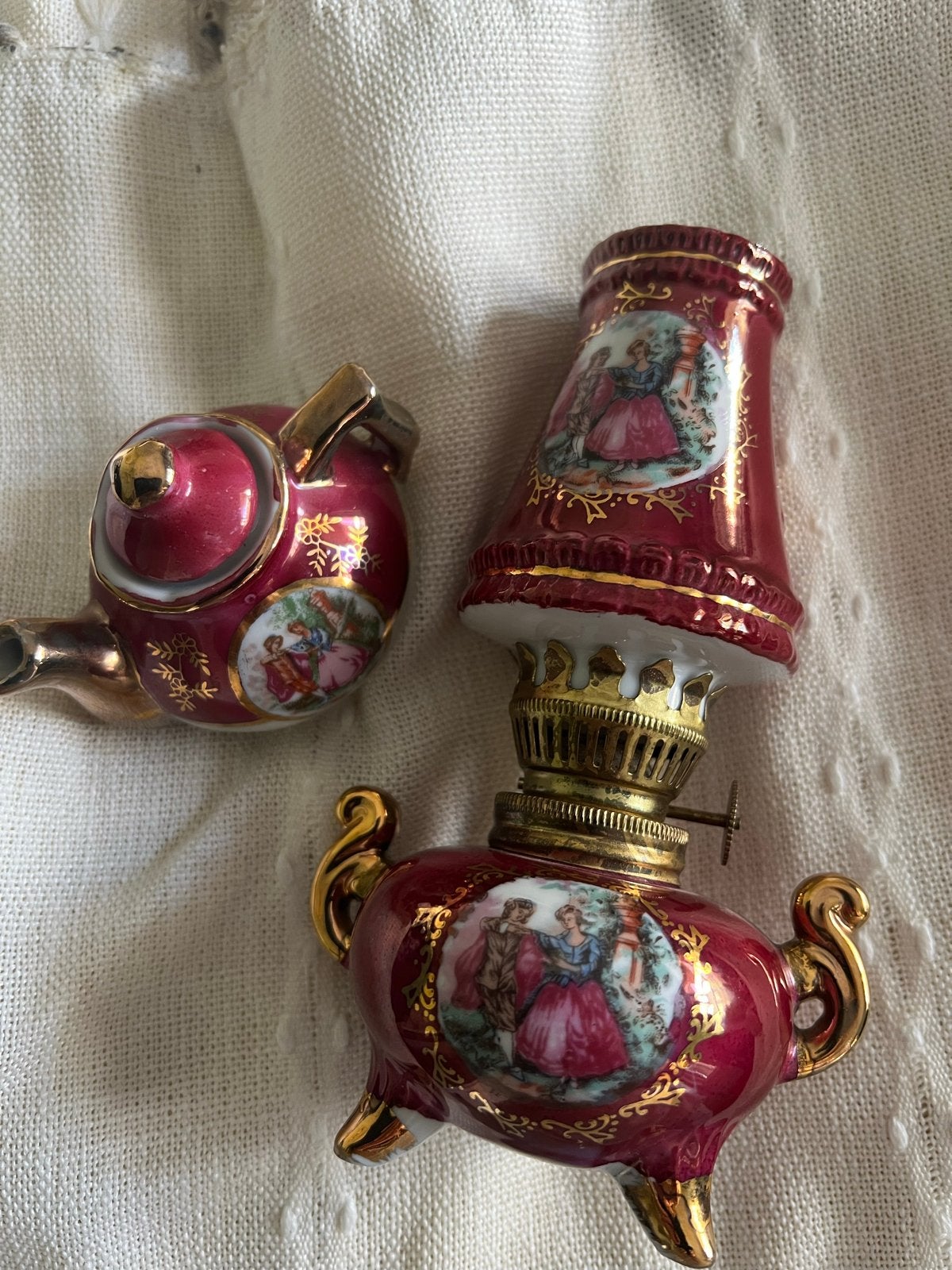 Miniatuur olielamp en theepotje - Porselein, rood/goud, Antiek en Kunst, Ophalen of Verzenden