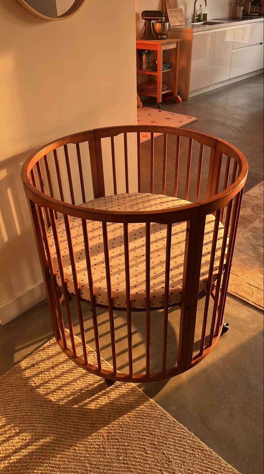 Ronde houten babybox met wieltjes, Kinderen en Baby's, Ophalen, Zo goed als nieuw, Rond, In hoogte verstelbaar