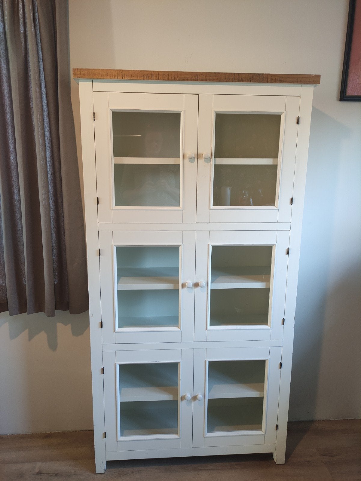 Prachtige witte Loberon Yukon vitrinekast, Met deur(en), Glas, Zo goed als nieuw, Landelijke stijl