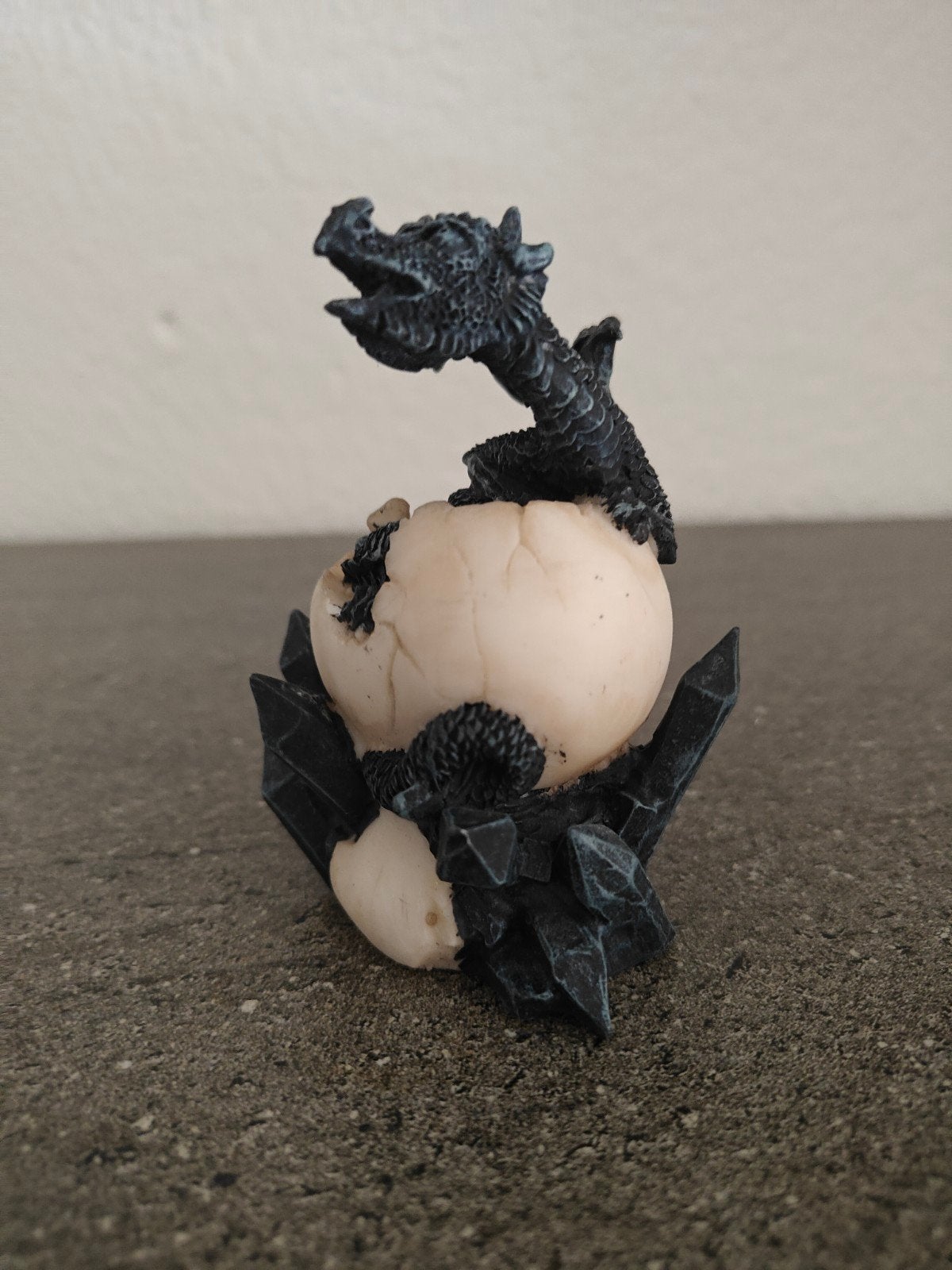 Draak Die Uit Gebarste Ei Komt Beeldje, Ophalen of Verzenden, Zo goed als nieuw, Fantasy