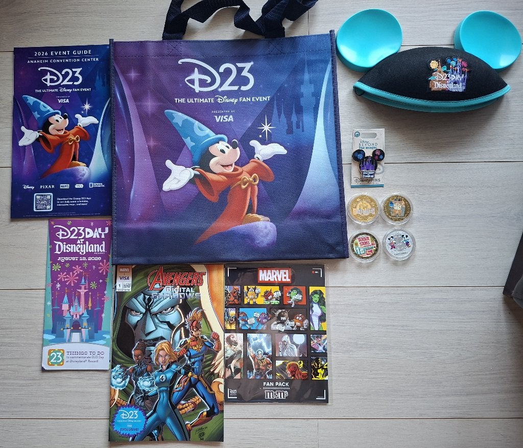 D23 Disney set o.a. pin, Medaillon set, magneet en oortjes, Verzamelen, Disney, Ophalen of Verzenden, Overige figuren, Nieuw