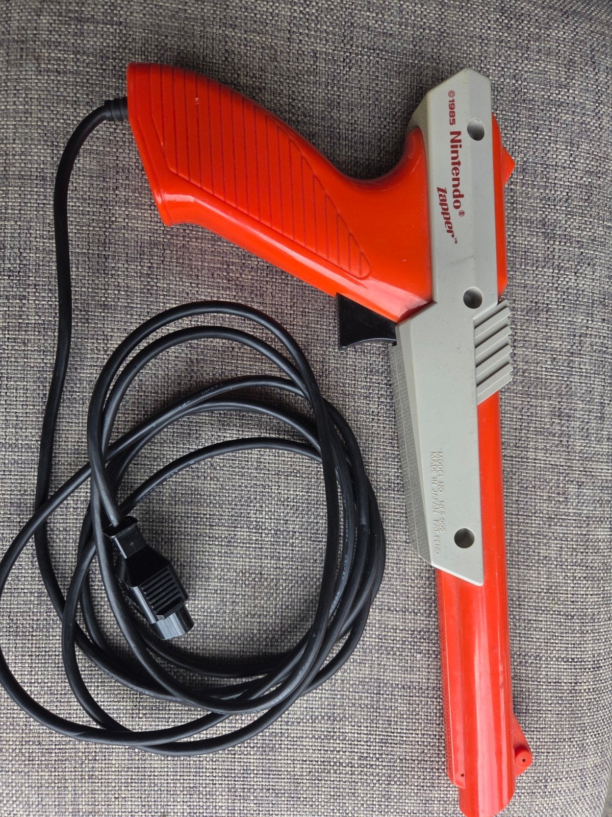 Originele Nintendo NES Zapper (1985) - Oranje/Grijs, Ophalen of Verzenden, Gebruikt, Met 1 controller