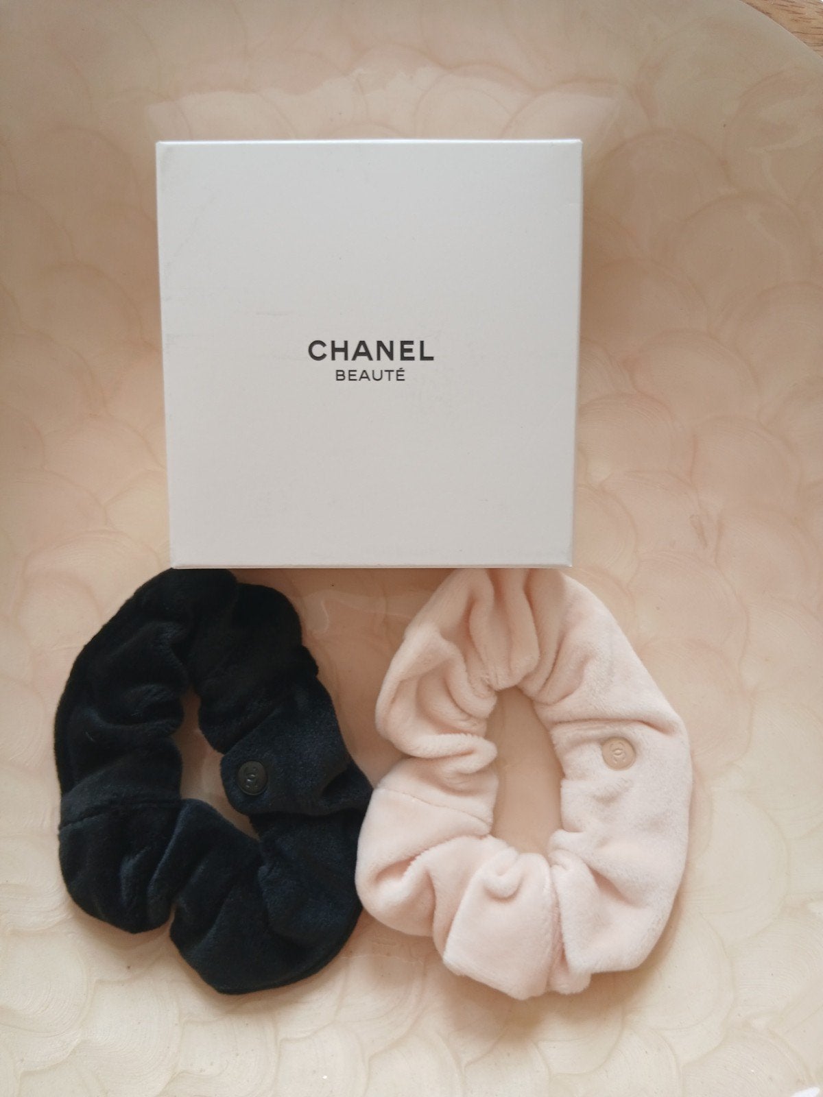 CHANEL set van 2 haar scrunchies nu €25 samen (VIP GIFT), Ophalen of Verzenden, Nieuw