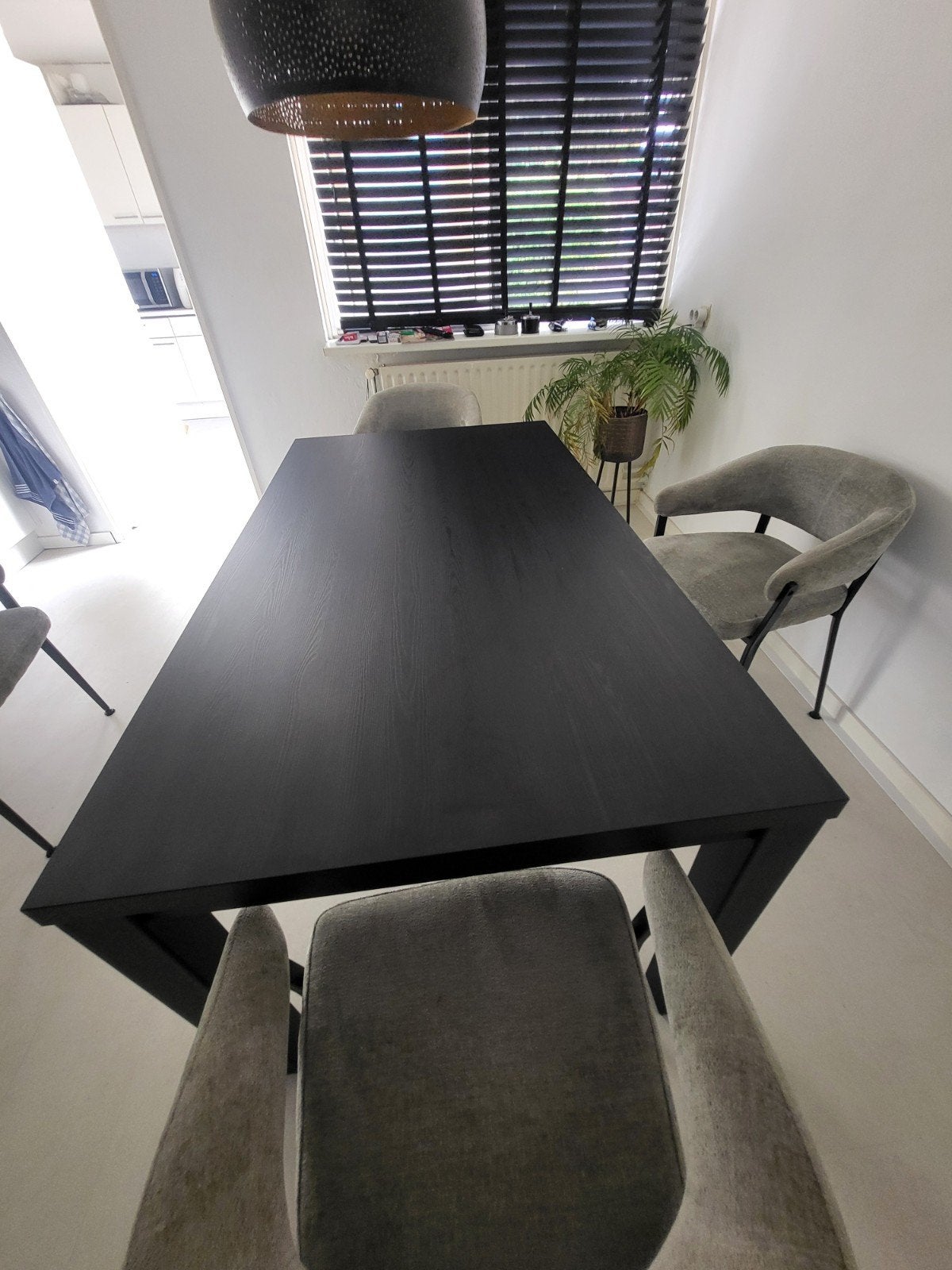 Nieuwe zwarte eettafel