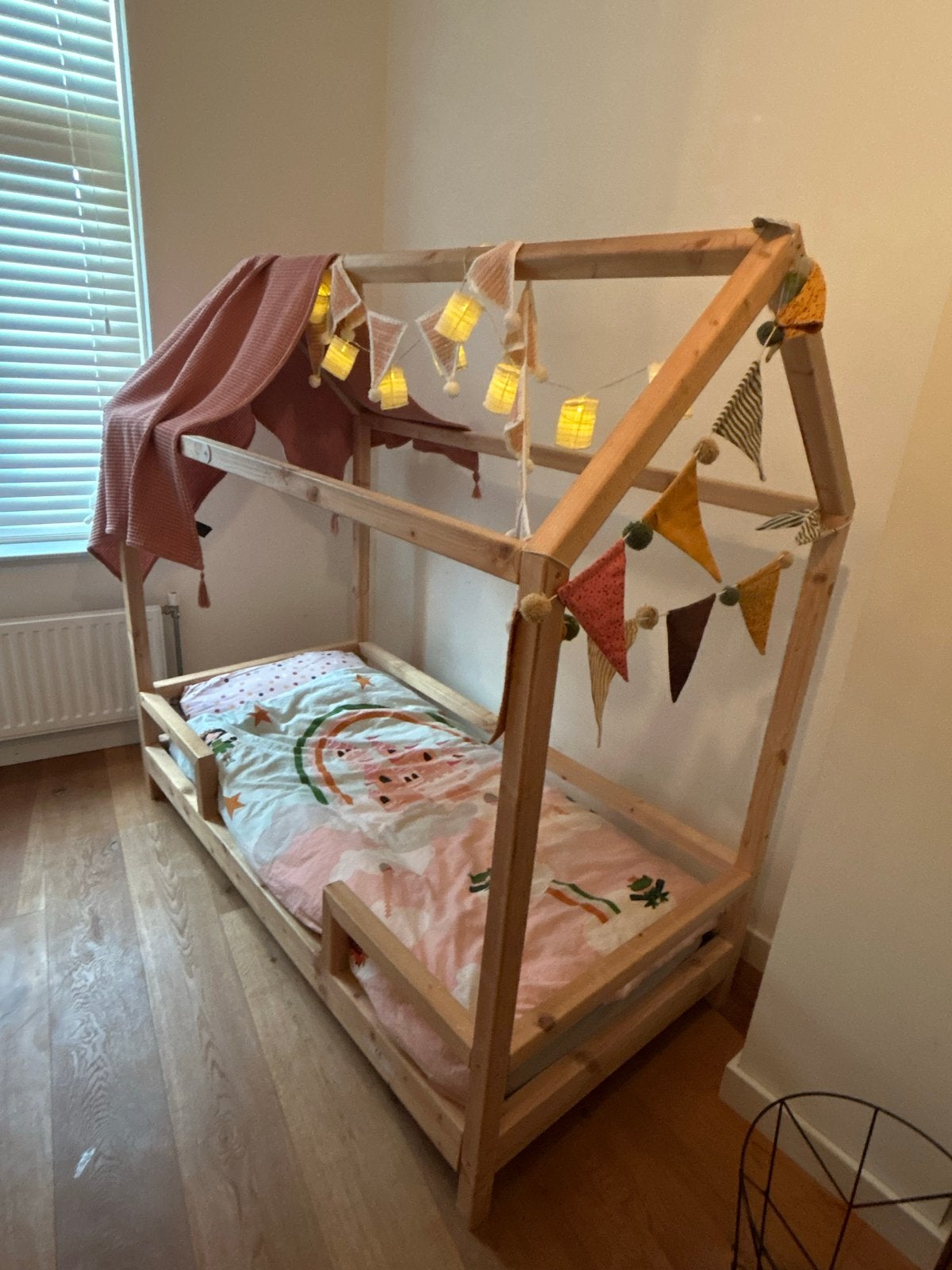 Houten huisbed voor kinderen (70x150cm), Ophalen, 85 tot 100 cm, Zo goed als nieuw, Lattenbodem