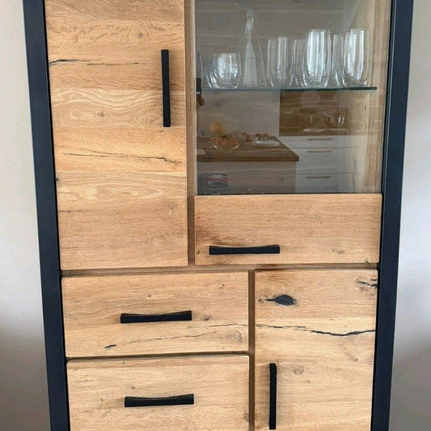 Moderne eikenhouten vitrinekast met zwart metalen frame, Ophalen, Met deur(en), 50 tot 100 cm, Zo goed als nieuw