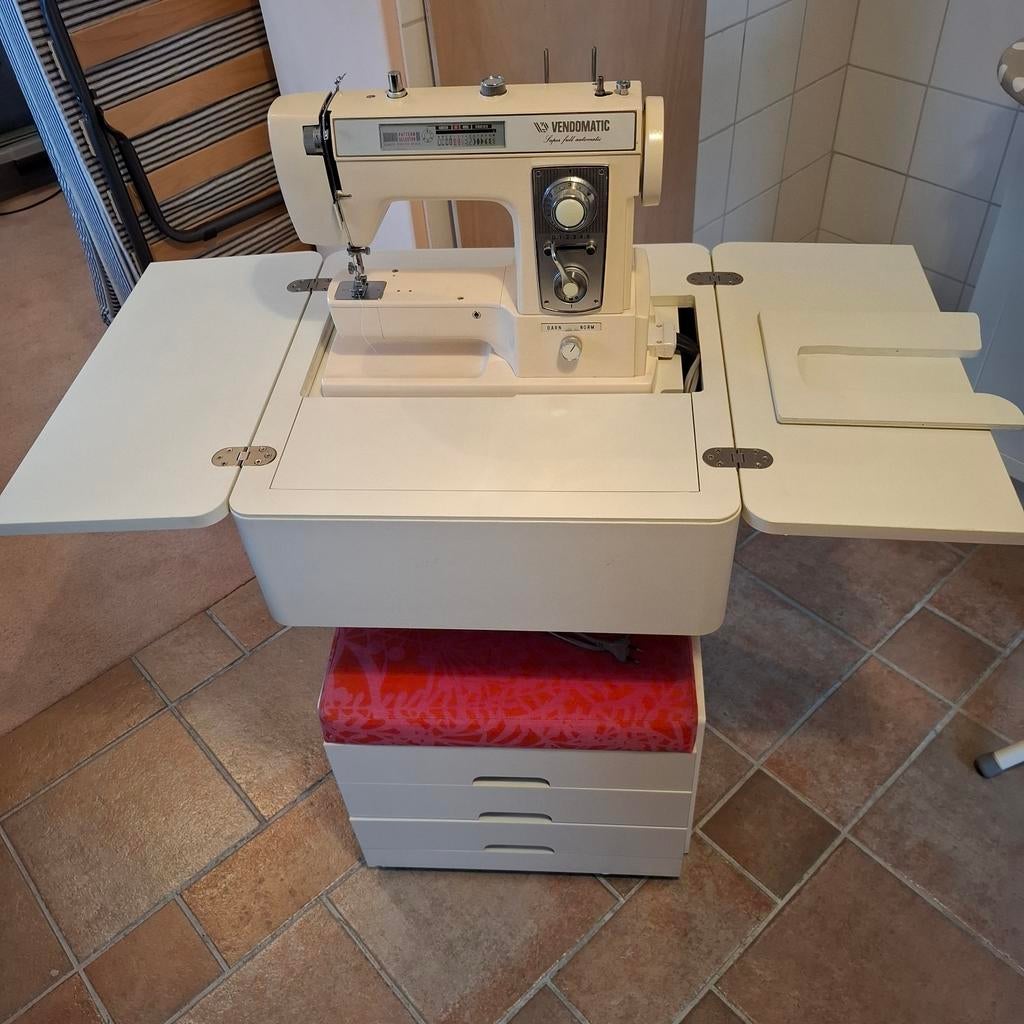 Vendomatic naaimachine 7349 in meubel met naaigerei, Ophalen, Zo goed als nieuw, Naaimachine, Overige merken