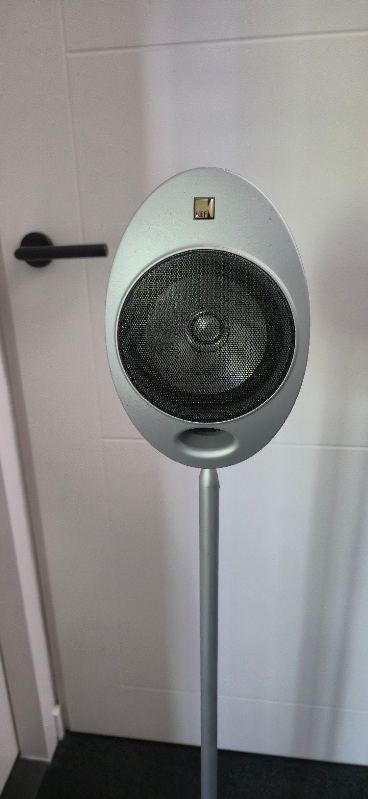 KEF achterspeakers, Ophalen, Vloerstaande luidspreker, Gebruikt, Inclusief standaarden