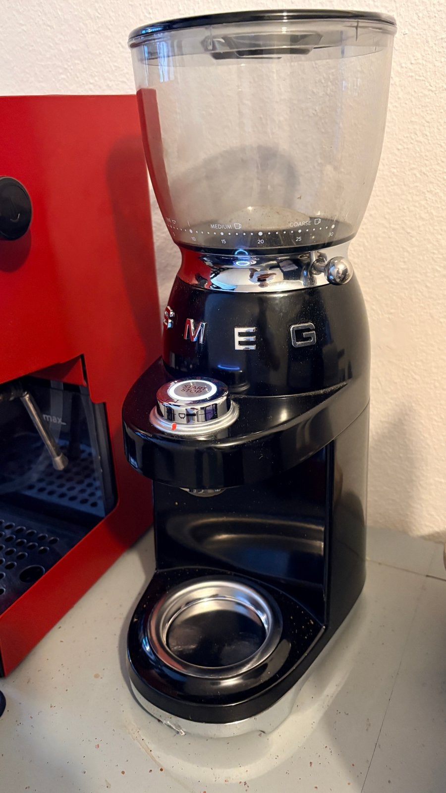 Smeg Koffiemolen - Zwart - Zo goed als nieuw met garantie., Ophalen, Overige modellen, 10 kopjes of meer, Koffiebonen
