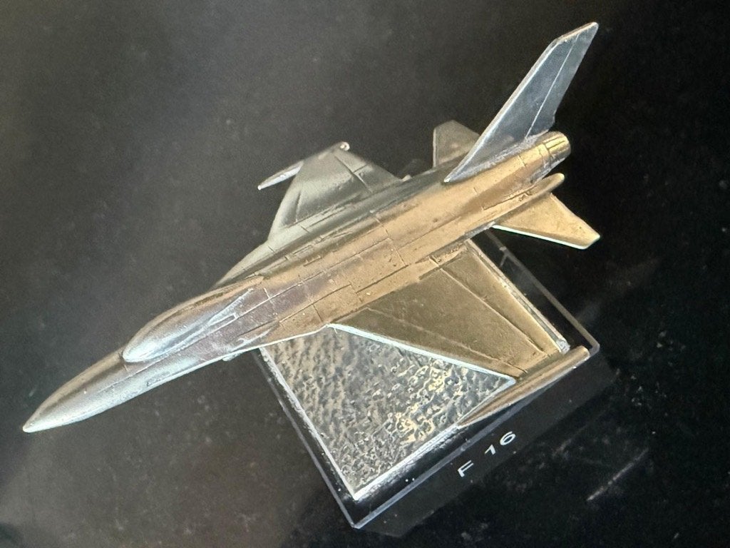 F 16 luchtmacht, Verzamelen, Luchtvaart en Vliegtuigspotten, Ophalen of Verzenden, Zo goed als nieuw, Schaalmodel
