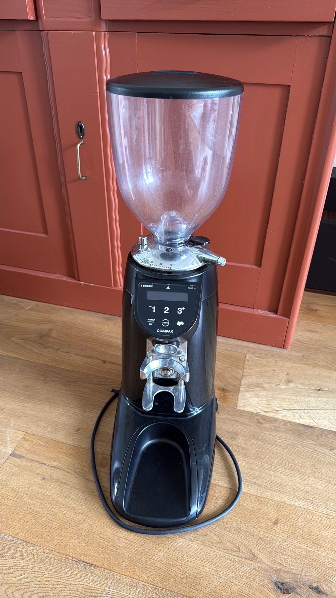 Compak E8 koffiemolen - Zwart, professionele kwaliteit, Gebruikt, Overige modellen, 10 kopjes of meer, Koffiebonen