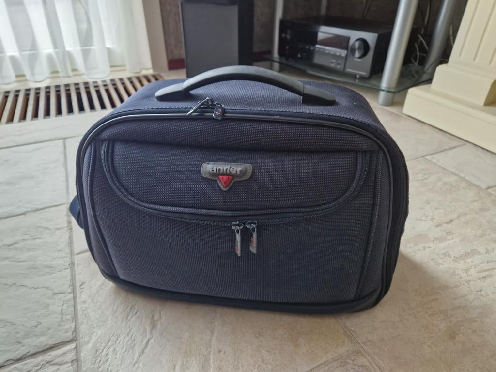 Te koop blauwe Antler reistas,
43x28x13cm, 40 tot 60 cm, 20 tot 30 cm, Blauw, Minder dan 35 cm
