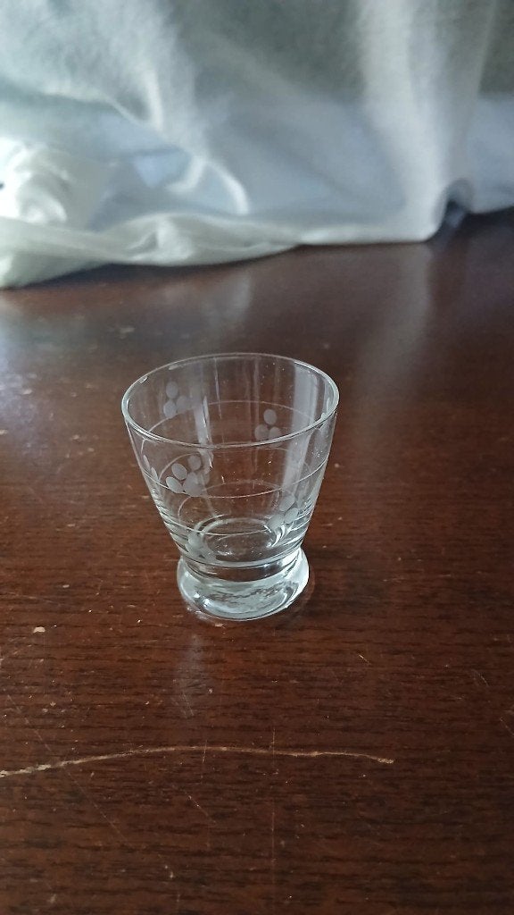 Een shot glaasje van mangaanglas, Verzamelen, Ophalen of Verzenden, Zo goed als nieuw, Borrel- of Shotglas