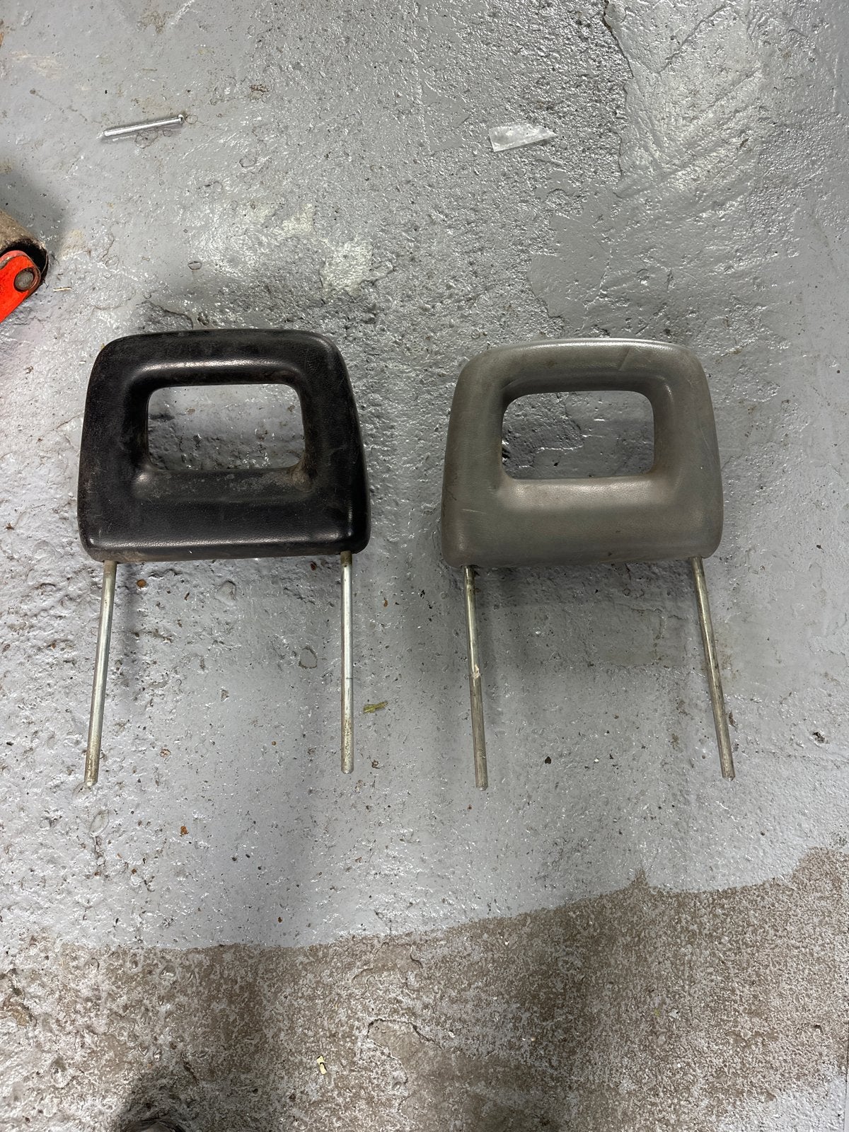 Vw t2/3 Hoofdsteunen voor auto -een zwart en een grijs, Auto-onderdelen, Ophalen, Gebruikt, Universele onderdelen