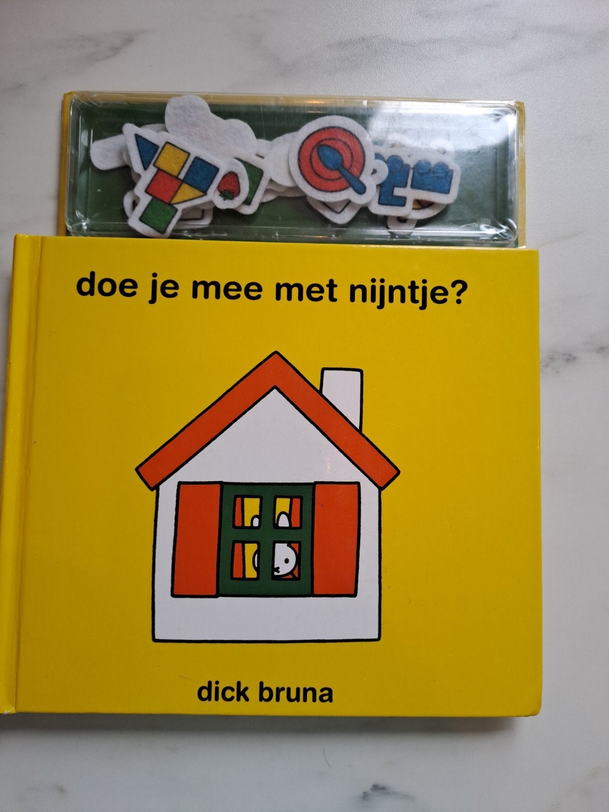Nijntje 'Doe je mee met Nijntje?' boek met viltfiguren, Boeken, Ophalen of Verzenden, Zo goed als nieuw, Dick Bruna, 2 tot 3 jaar