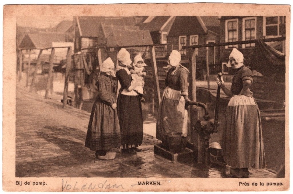 Oude Ansichtkaart Marken Bij de Pomp Klederdracht Sepia, Verzamelen, Ophalen of Verzenden, 1920 tot 1940, Ongelopen, Noord-Holland