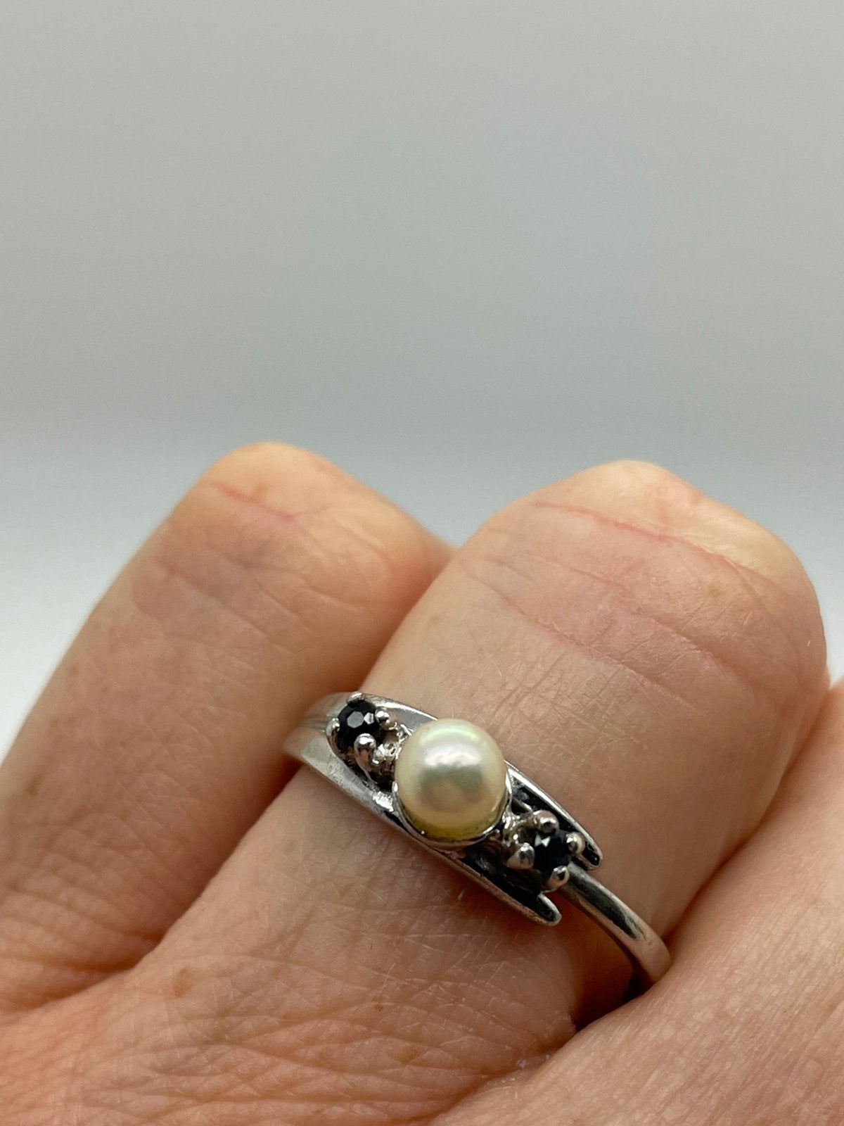 E331 Prachtige zilveren ring parel blauwe saffier, Ophalen of Verzenden, Zilver, Ring, Met edelsteen