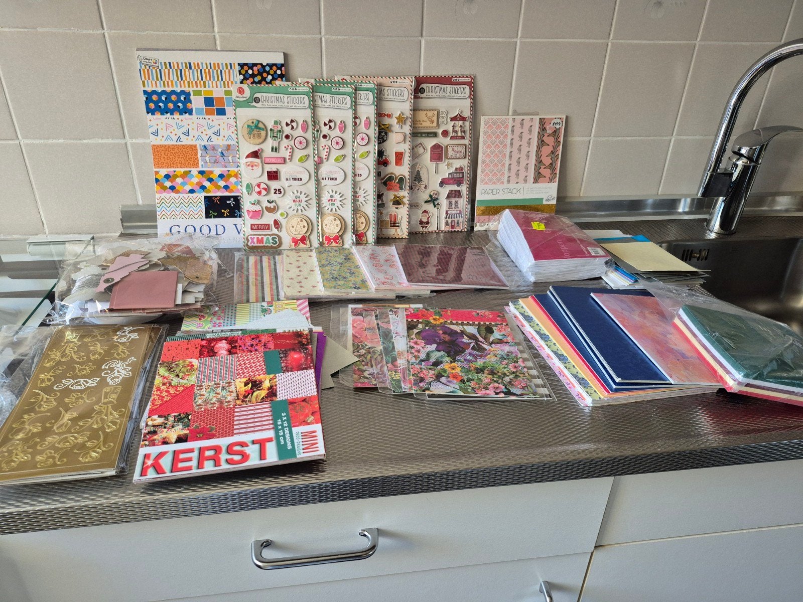 OPBERGBAK MET KNUTSEL/KAARTEN MAKEN SPULLEN ZGAN;, Hobby en Vrije tijd, Knutselen, Ophalen, Zo goed als nieuw