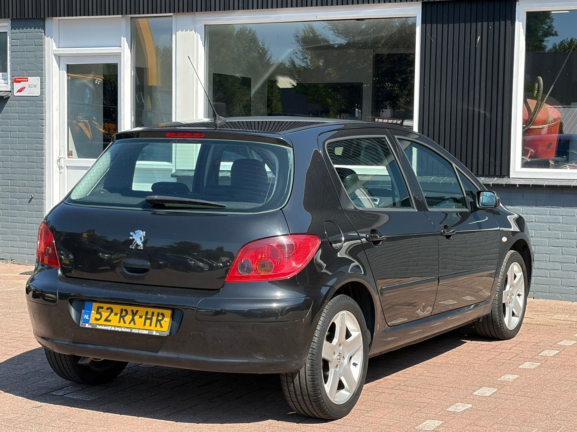 Peugeot 307 2.0 Griffe / Leder / Stoelverwarming / Scherm, 4 cilinders, 1194 kg, Zwart, Bedrijf