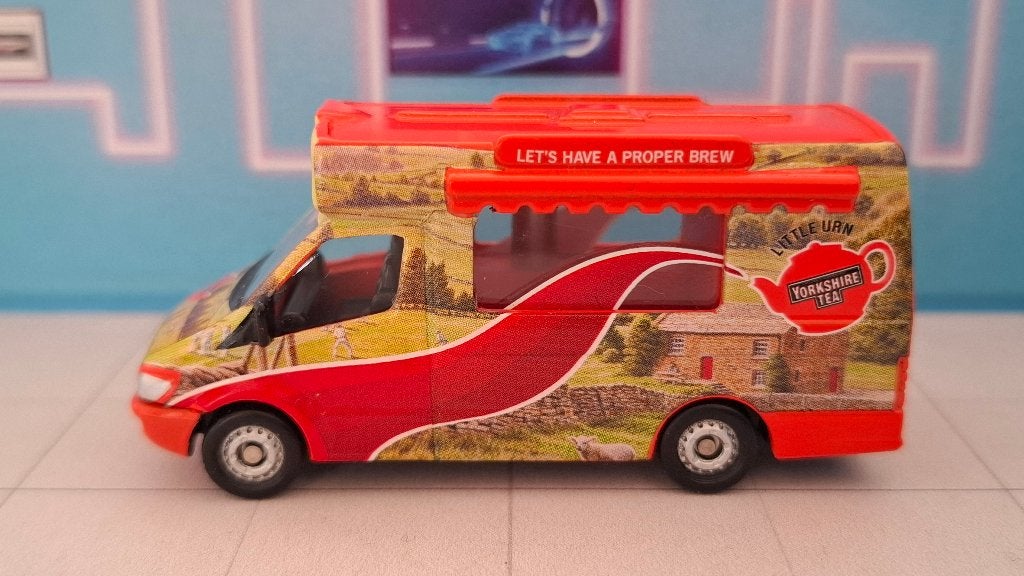 Corgi Toys 1:87 Mercedes Sprinter "Little Urn" Yorkshire Tea, Ophalen of Verzenden, Gebruikt, Auto, Corgi