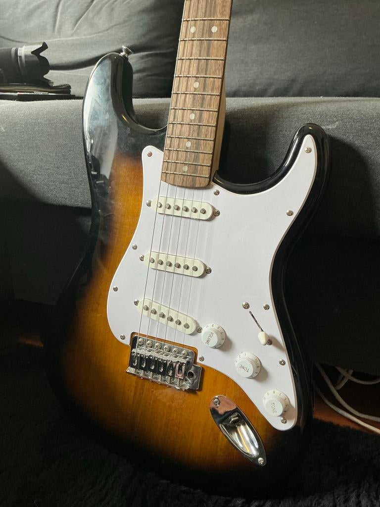 Squier Stratocaster elektrische gitaar, Muziek en Instrumenten, Ophalen, Fender, Gebruikt, Met versterker