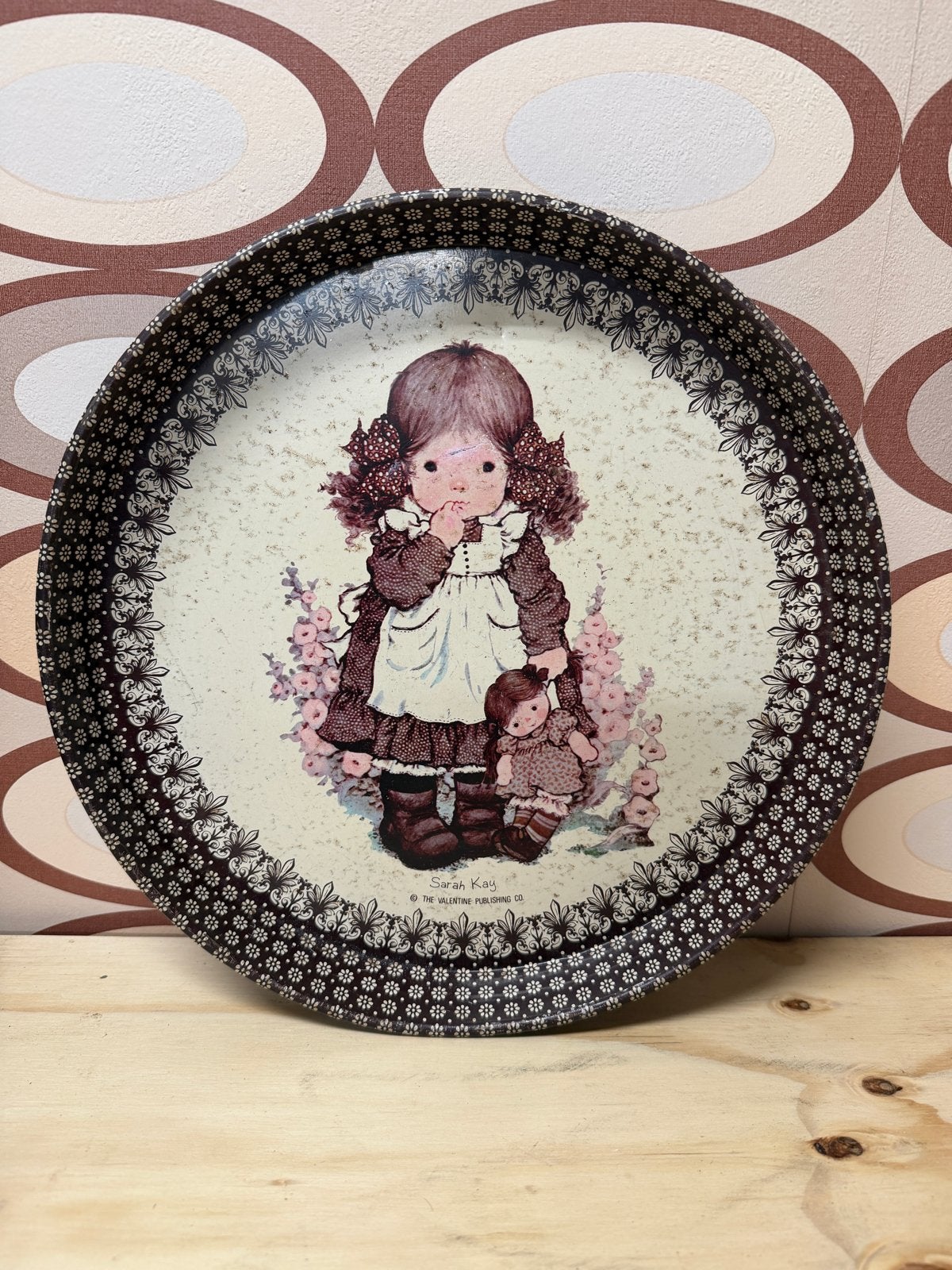 Vintage Sarah Kay dienblad - rond metalen dienblad, Huis en Inrichting, Woonaccessoires | Dienbladen, Gebruikt, ., Rond, Ophalen of Verzenden