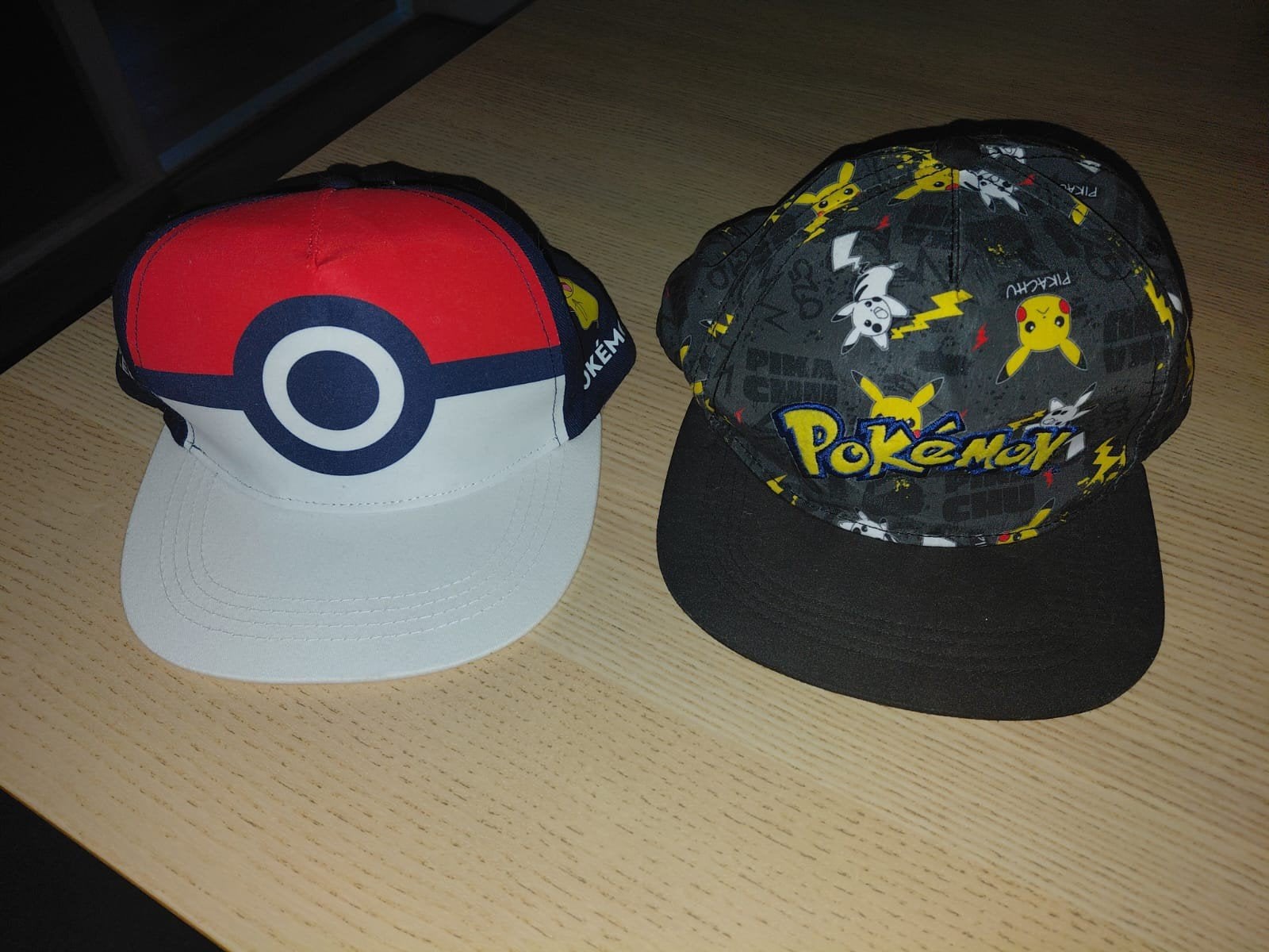 Pokémon Petten: Pikachu en Pokébal - Zo goed als nieuw, Kinderen en Baby's, Ophalen, Jongetje of Meisje, Pokémon, Pet