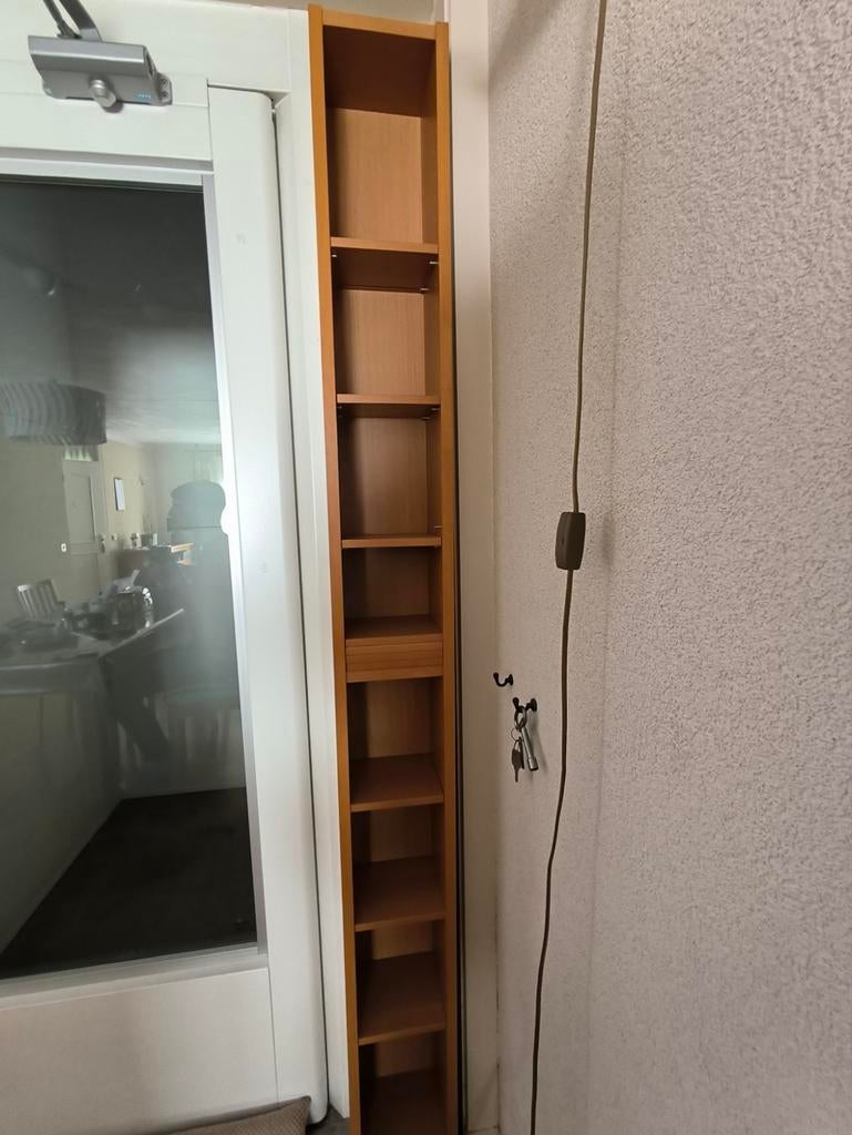 Smalle houten kast met meerdere planken, Ophalen, Met plank(en), Minder dan 50 cm, Gebruikt