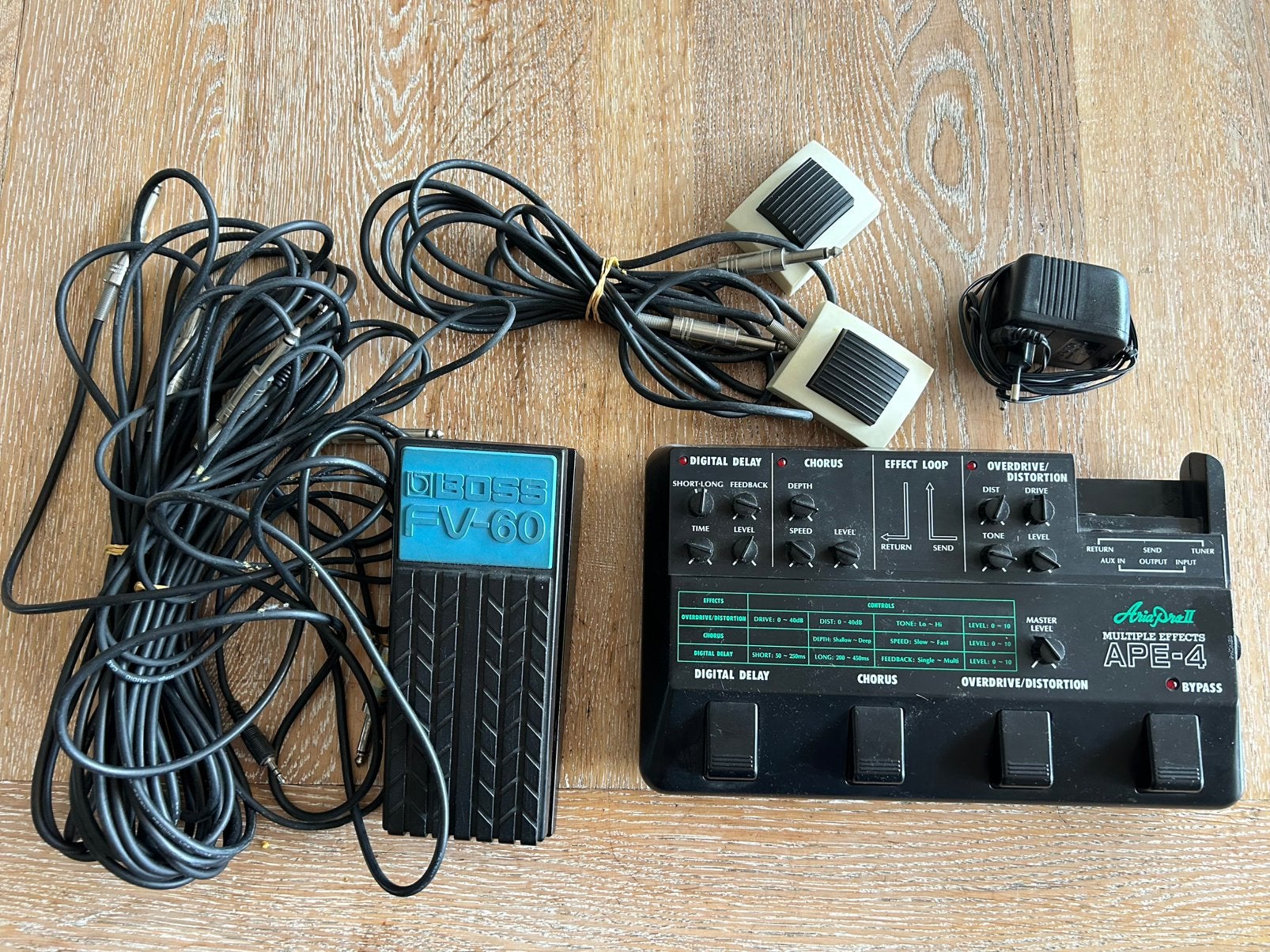 Aria Pro II APE-4 Multi-effect & Boss FV-60 Volume Pedaal, Muziek en Instrumenten, Ophalen of Verzenden, Gebruikt, Multi-effect