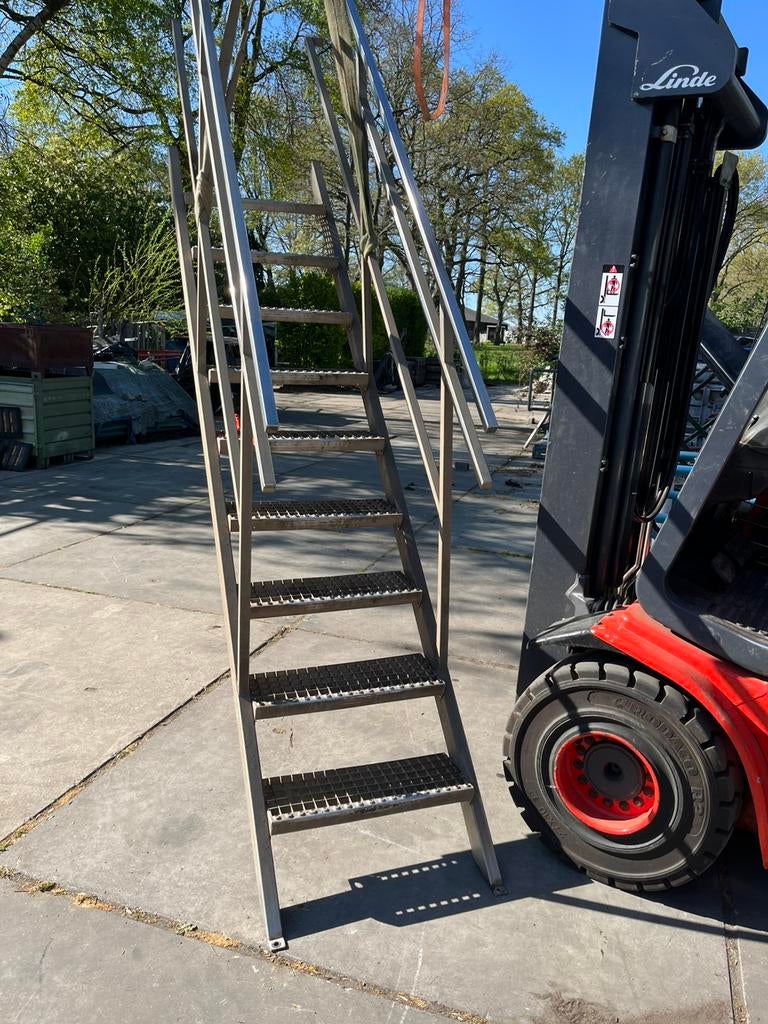 RVS metaal rechte trap 2 - 2.27m. 68cm br. 2x leuning 9 tree, Doe-het-zelf en Verbouw, Overige Doe-het-zelf en Verbouw, Gebruikt