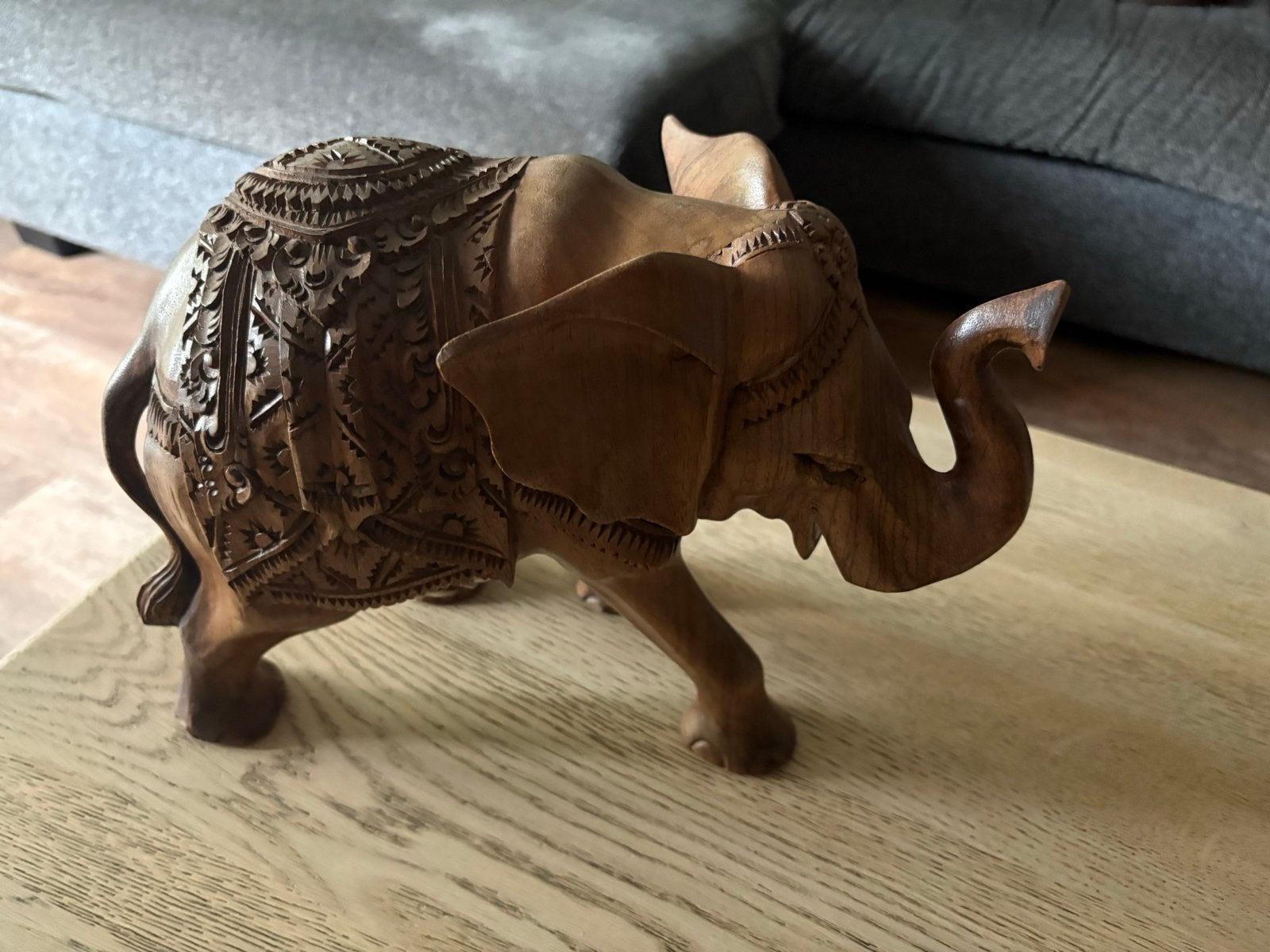 Houten olifant beeld met gedetailleerd snijwerk, Ophalen of Verzenden, 20 - 50 cm, Beeld, Hout
