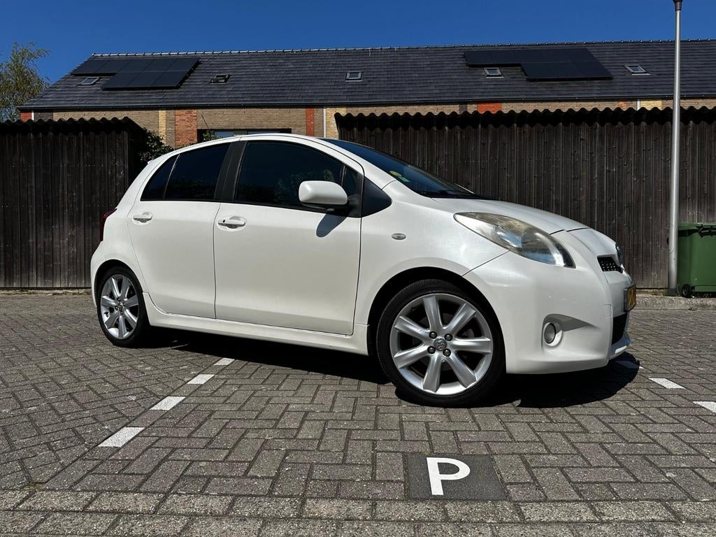 Toyota Yaris 1.8 TS | NL Auto | Facelift | 6 Bak |PearlWhite, Auto's, Toyota, Voorwielaandrijving, Stof, Zwart, 4 cilinders