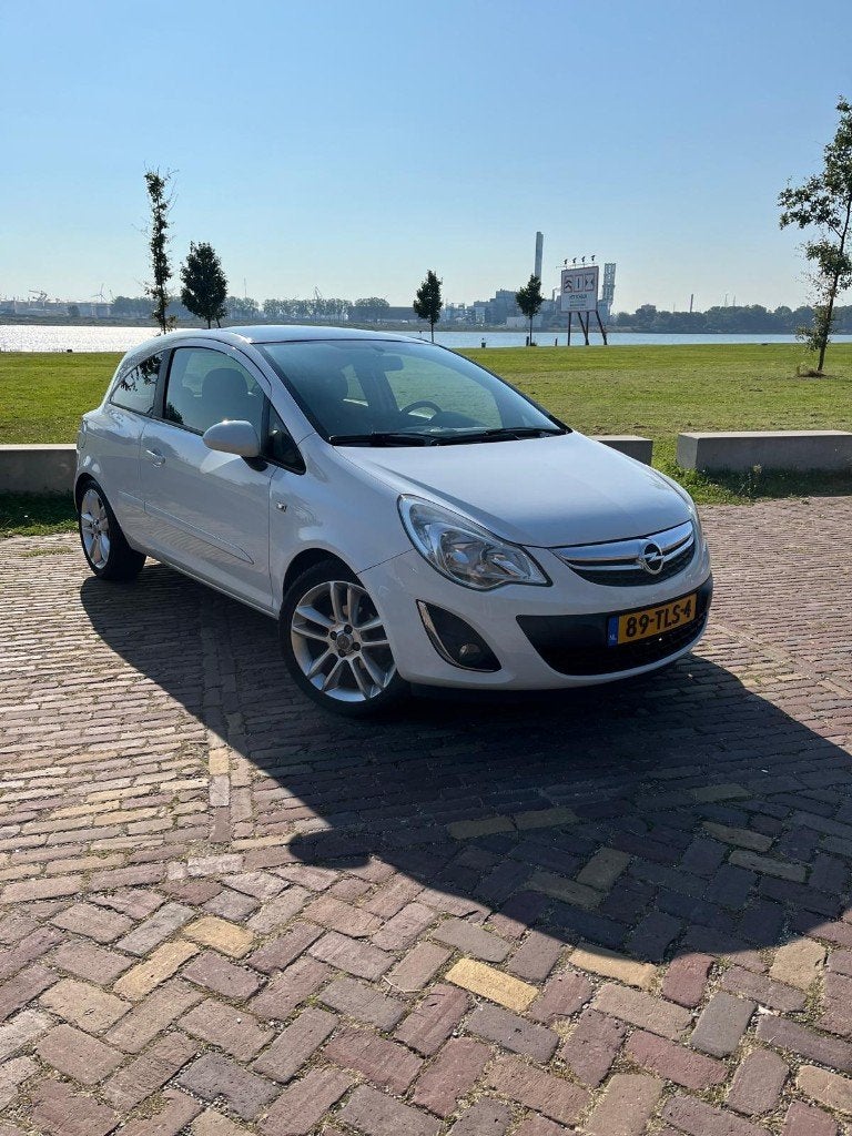 Opel Corsa 1.4 16V 3D 2012 Wit | 101PK | Onderhoudshistorie, Auto's, Voorwielaandrijving, Dealer onderhouden, 40 €/maand, Wit