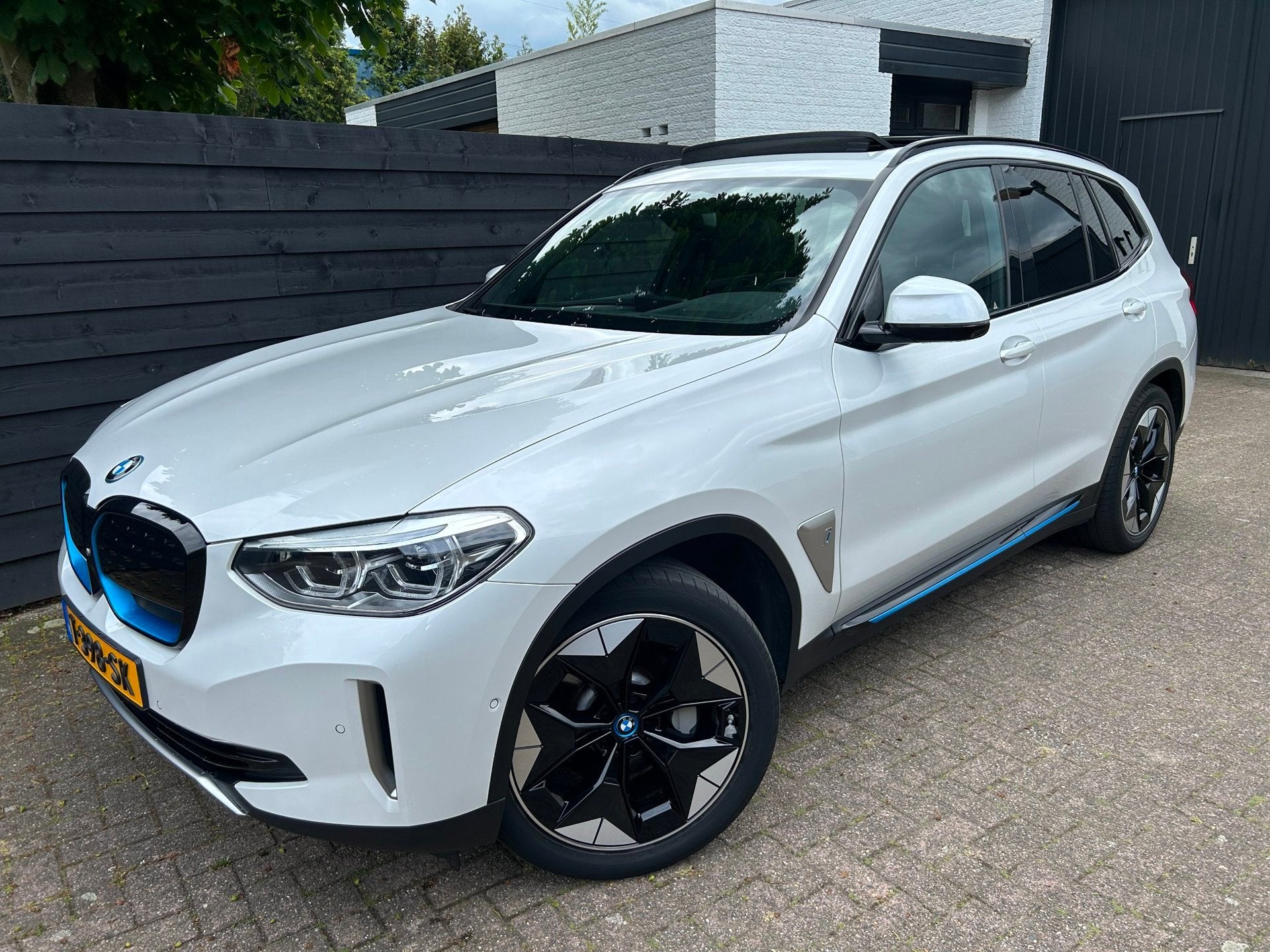 BMW IX3 High Executive 80 kWh, Pano, HUD, H&K, SoH 99% Trekh, Auto's, Achterwielaandrijving, Gebruikt, 1333 min, Wit