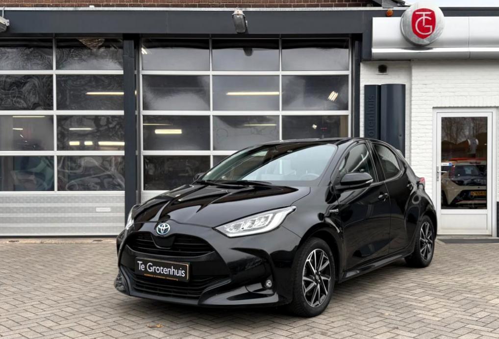 Toyota Yaris Dynamic 1.5 Hybrid AUTOMAAT | NAVI | (bj 2021), Gebruikt, Automatische klimaatregeling, 450 kg, Zwart