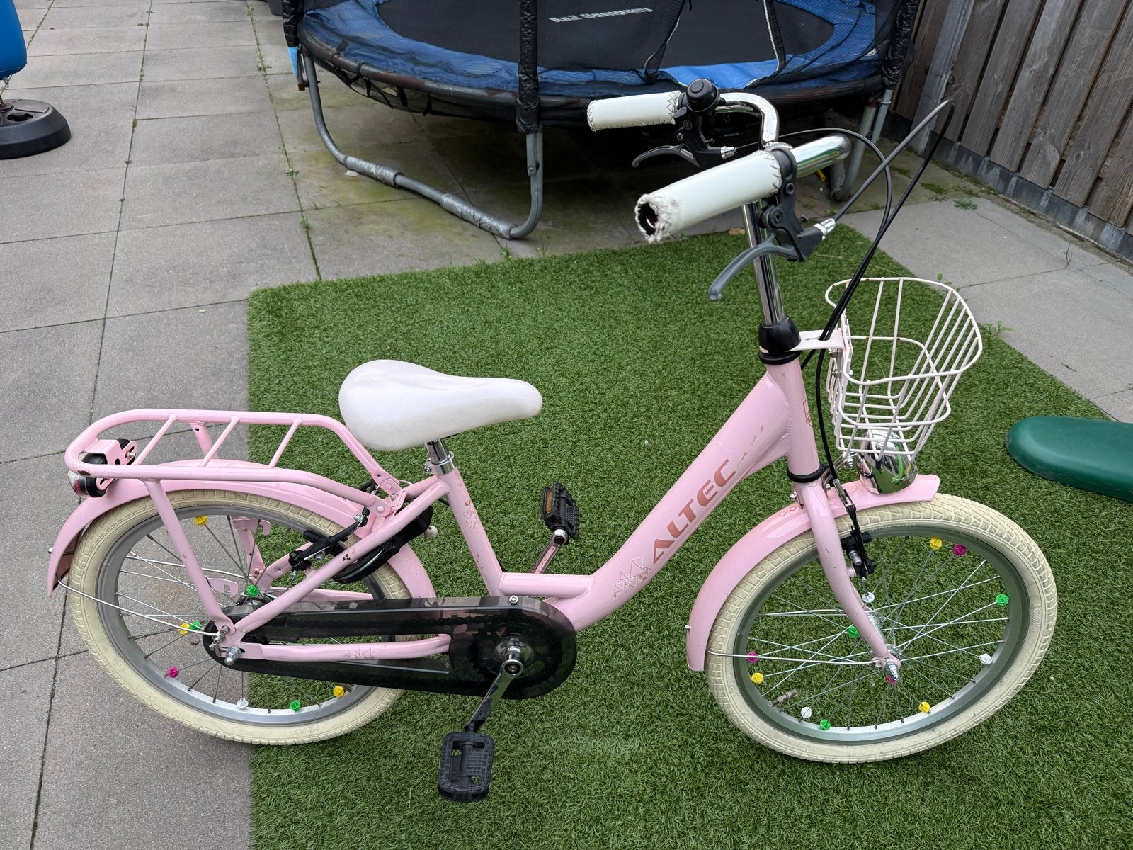 Roze kinderfiets Altec met mandje en bagagedrager 20inch, Ophalen, Zo goed als nieuw, Terugtraprem, 20 inch of meer