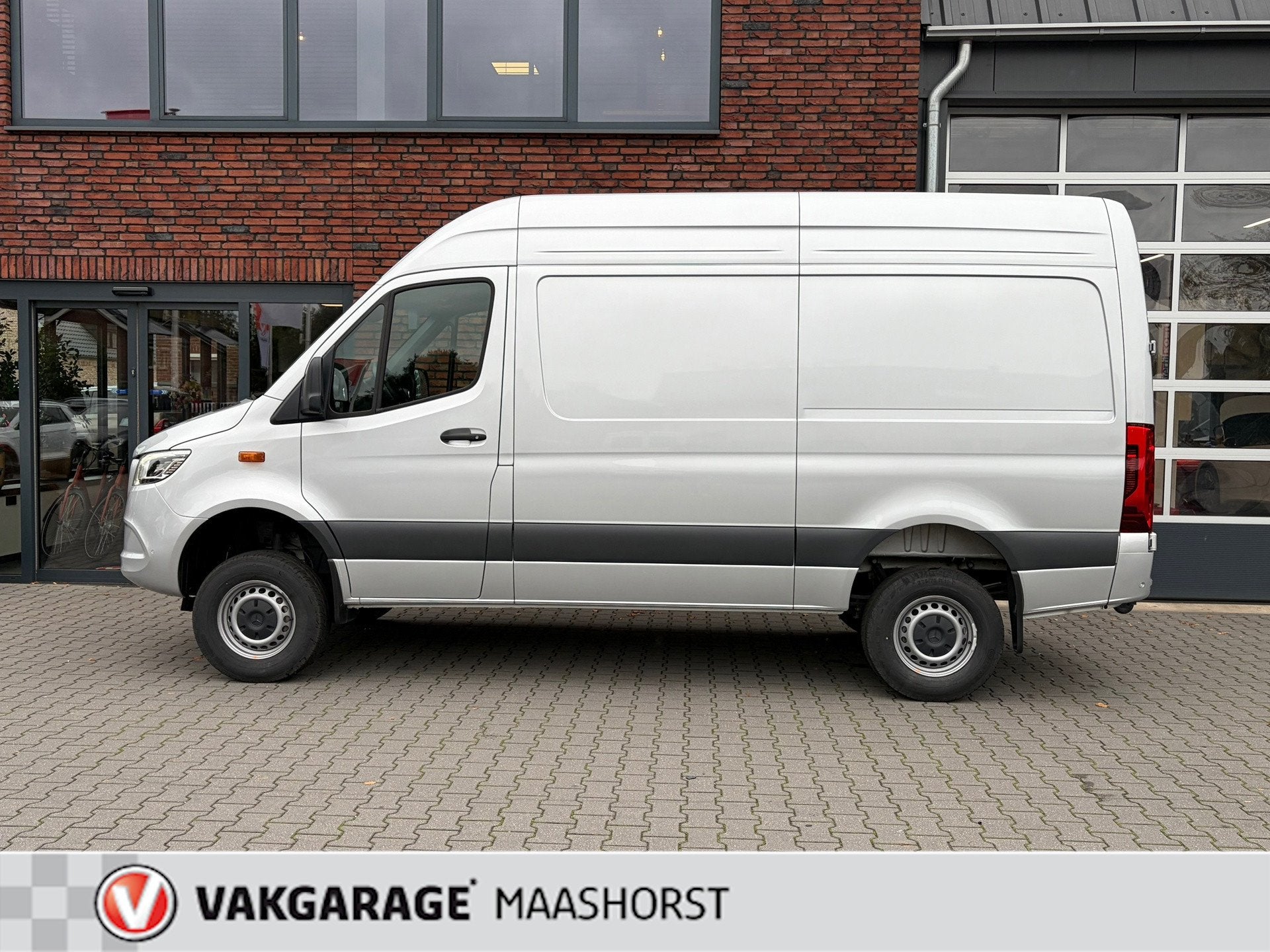 Mercedes-Benz Sprinter 319 4x4 L2H2 2800Kg Trek Automaat/Ach, Auto's, Automaat, Stof, Gebruikt, 2800 kg