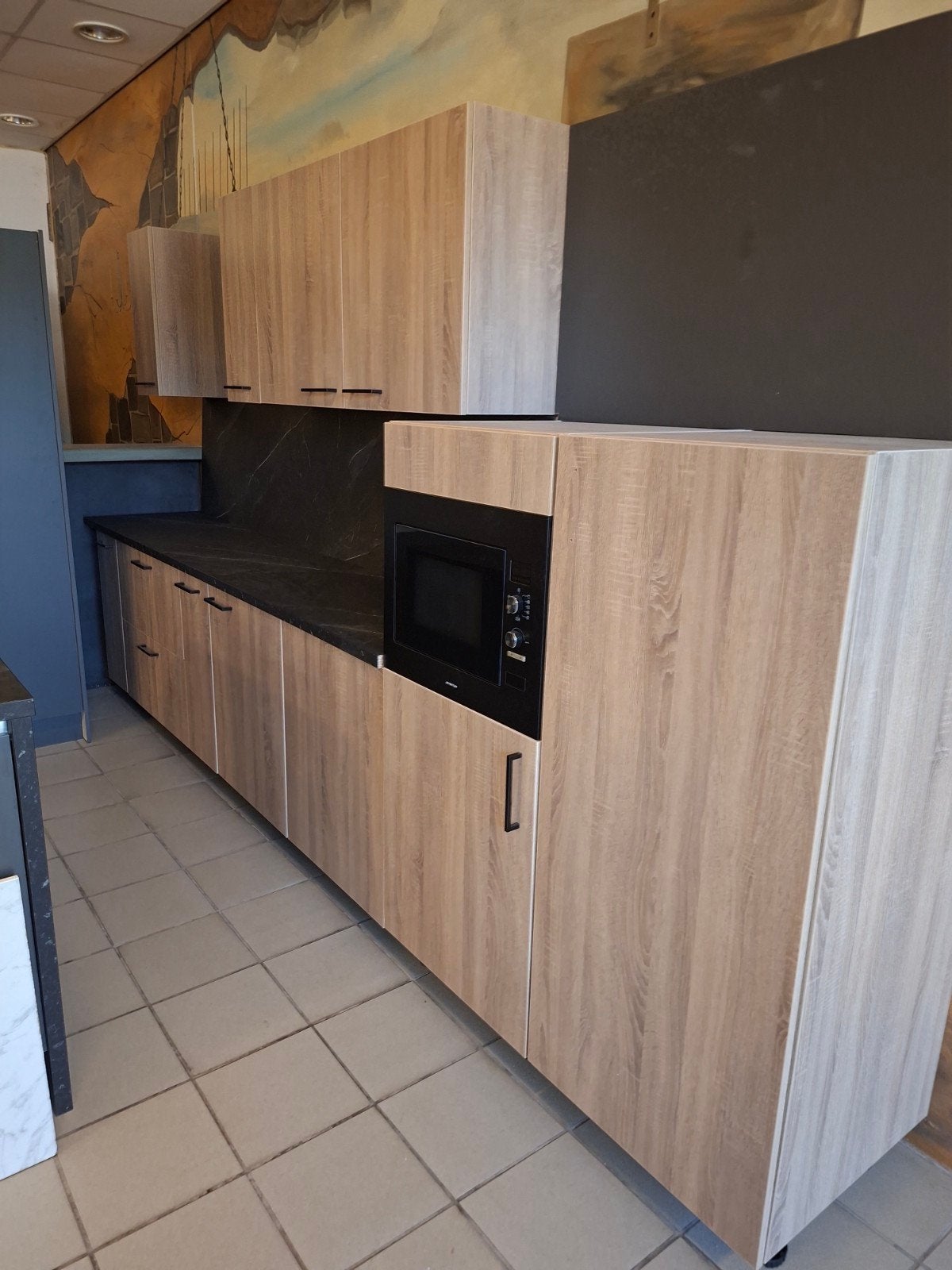 Moderne keuken met houtlook en zwart marmerlook blad, Gebruikt, Bruin, Enkelwandige keuken, Ophalen of Verzenden
