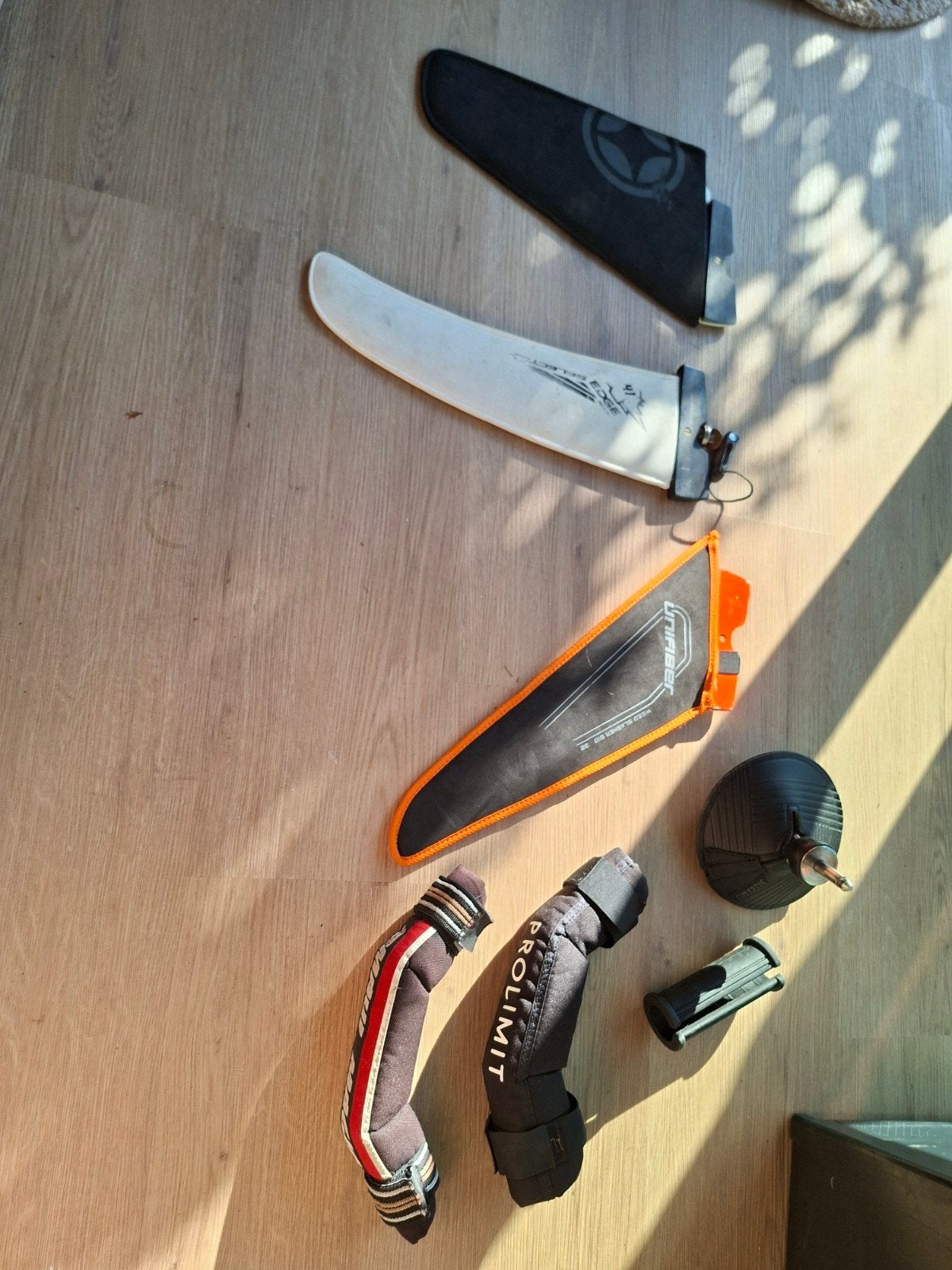 Diverse windsurf accessoires & powerbox vinnen, Verzenden