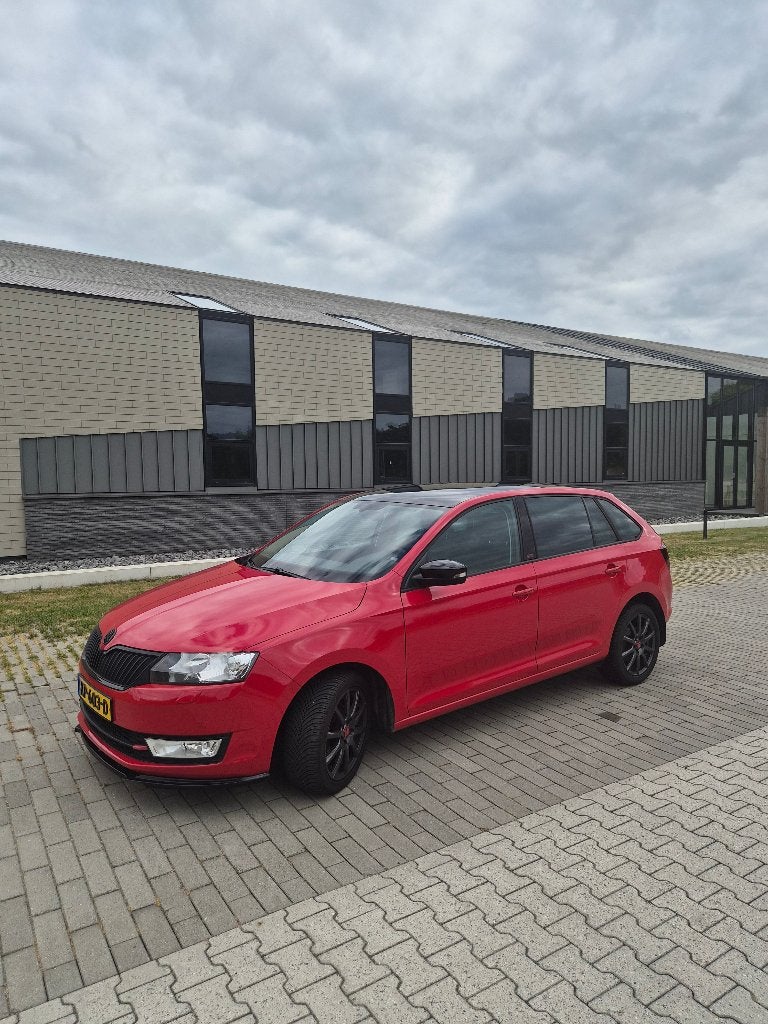 Skoda Rapid/Spaceback 1.2 TSI Monte Carlo Automaat, Auto's, Skoda, Stof, 4 cilinders, 49 €/maand, Origineel Nederlands