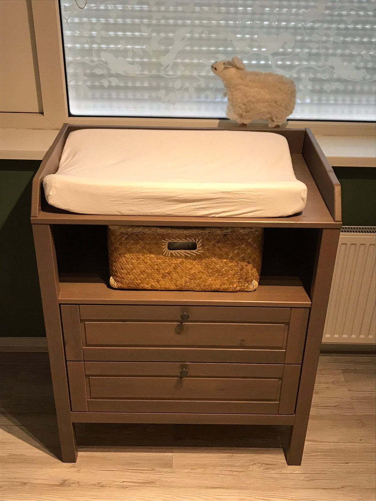 Bruine IKEA Sundvik commode, Kinderen en Baby's, Kinderkamer | Commodes en Kasten, Ophalen, Gebruikt, 50 tot 70 cm, 100 cm of meer