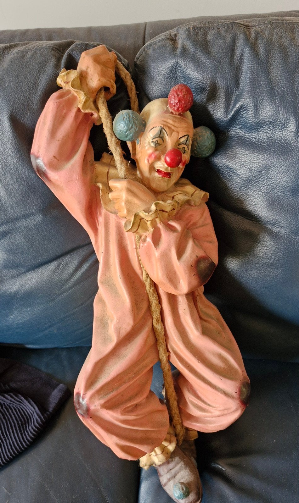 Jun Asilo clown, Ophalen
