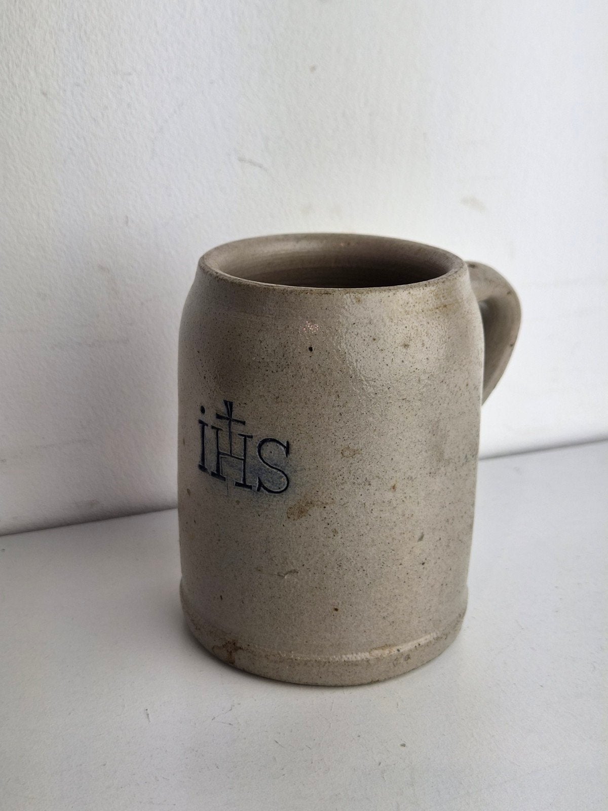 Antieke 19e-eeuwse steengoed mok met IHS-monogram, 9.5 cm, Ophalen of Verzenden