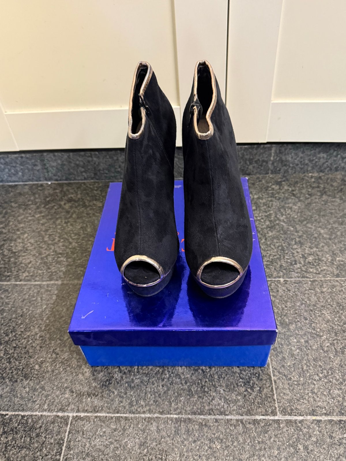 Zwarte suède peep-toe enkellaarsjes met sleehak maat 38, Zwart, Lage of Enkellaarzen, Ophalen of Verzenden, Zo goed als nieuw